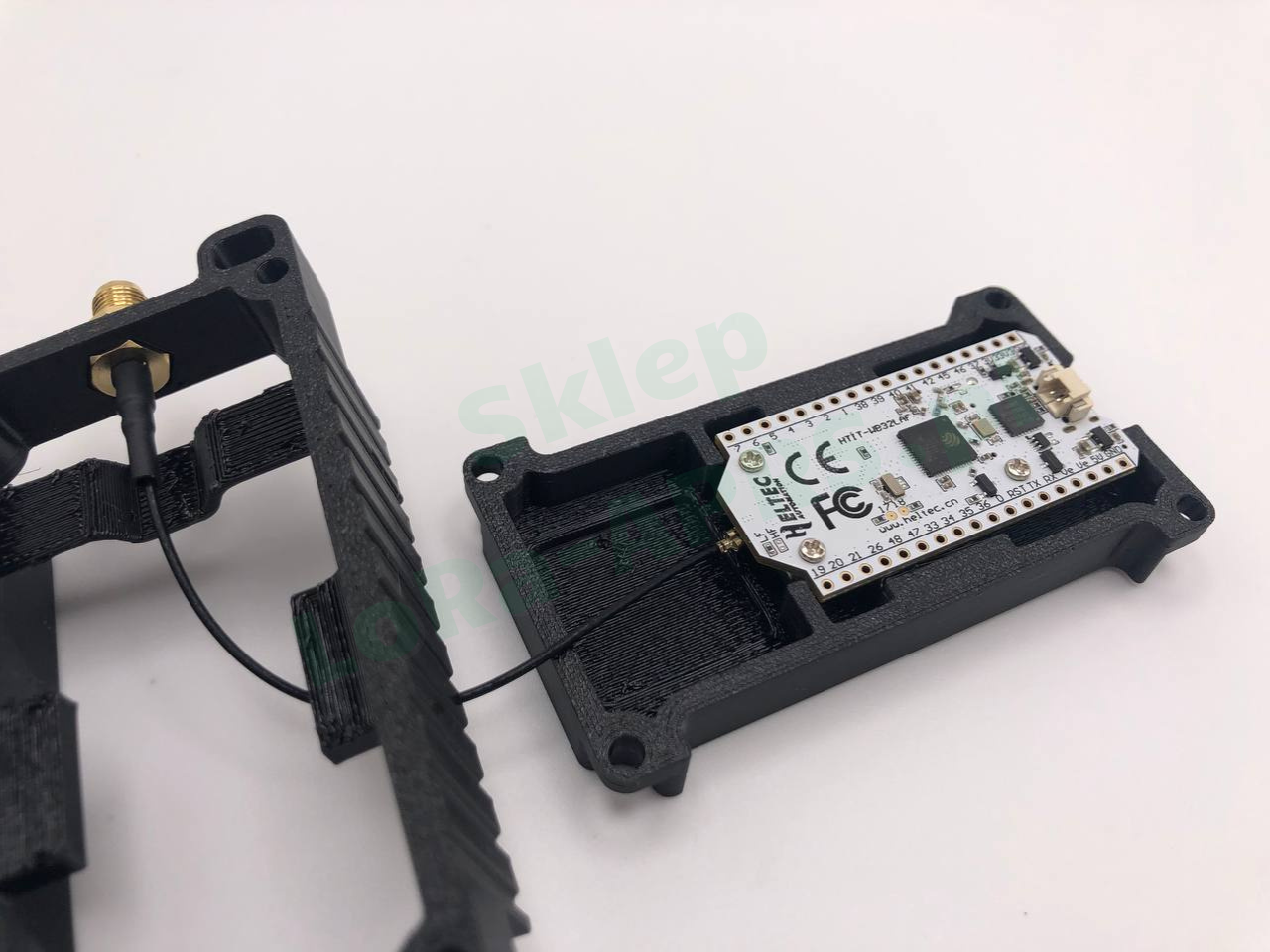 Włożenie Heltec WiFi LoRa32 V3 do górnej części obudowy ekranem w dół