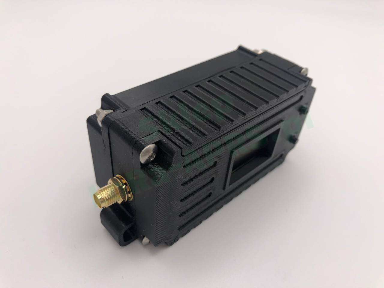 Skręcanie obudowy nakrętkami