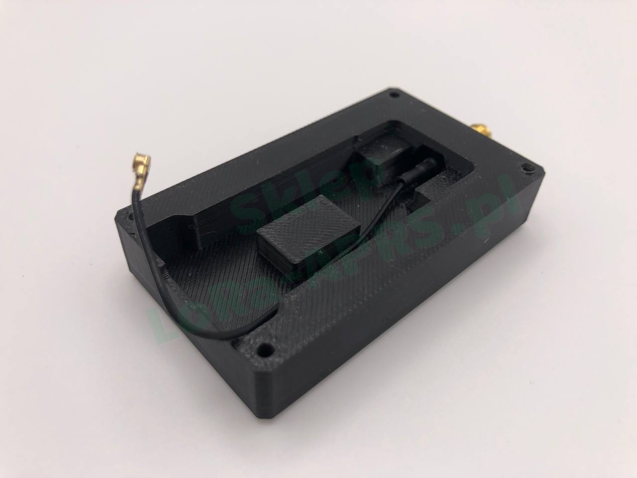 Kabel ułożony po prawej stronie wnęki obudowy