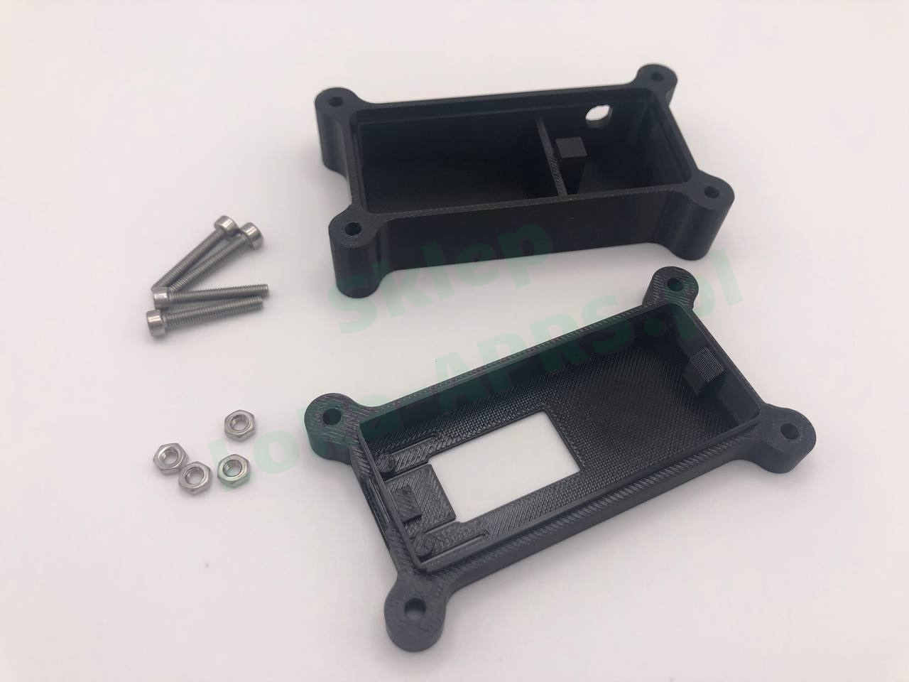 Zawartość zestawu - dwie części obudowy i śruby z nakrętkami