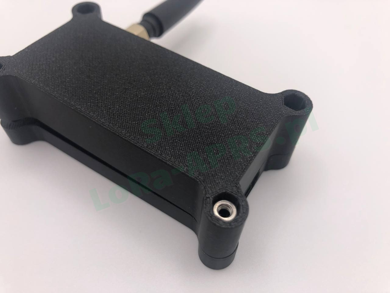 Włożona nakrętka w otworze obudowy